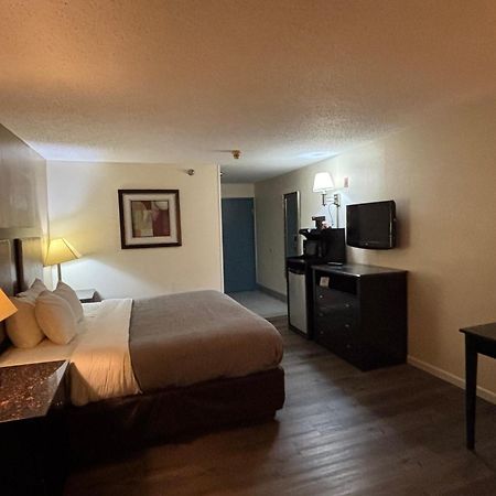 Quality Inn & Suites Woodstock Near Lake Geneva Bagian luar foto