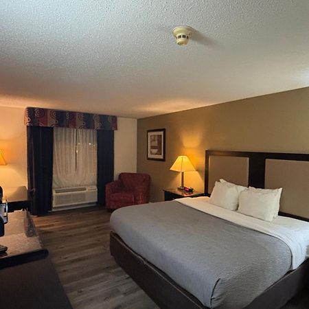 Quality Inn & Suites Woodstock Near Lake Geneva Bagian luar foto
