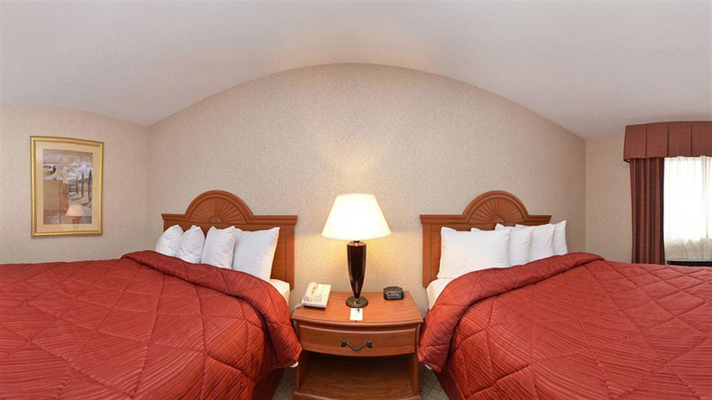 Quality Inn & Suites Woodstock Near Lake Geneva Bagian luar foto