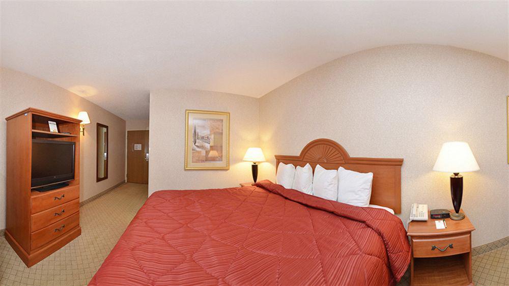 Quality Inn & Suites Woodstock Near Lake Geneva Bagian luar foto