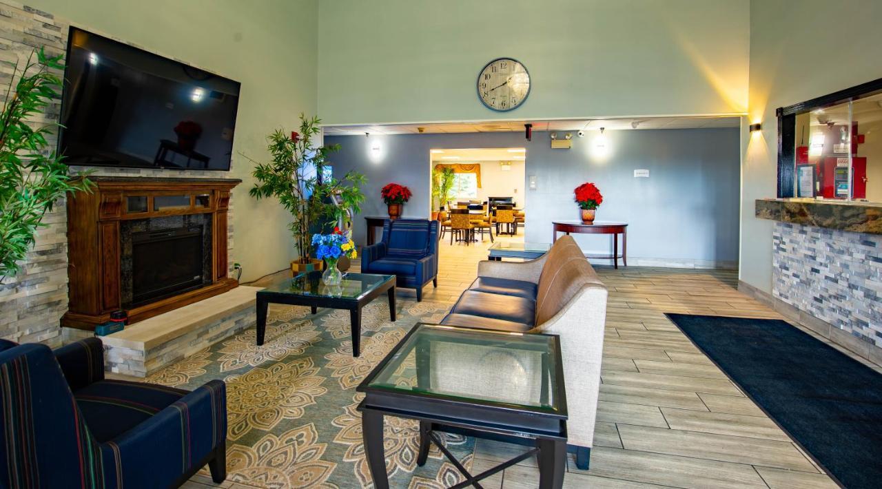 Quality Inn & Suites Woodstock Near Lake Geneva Bagian luar foto