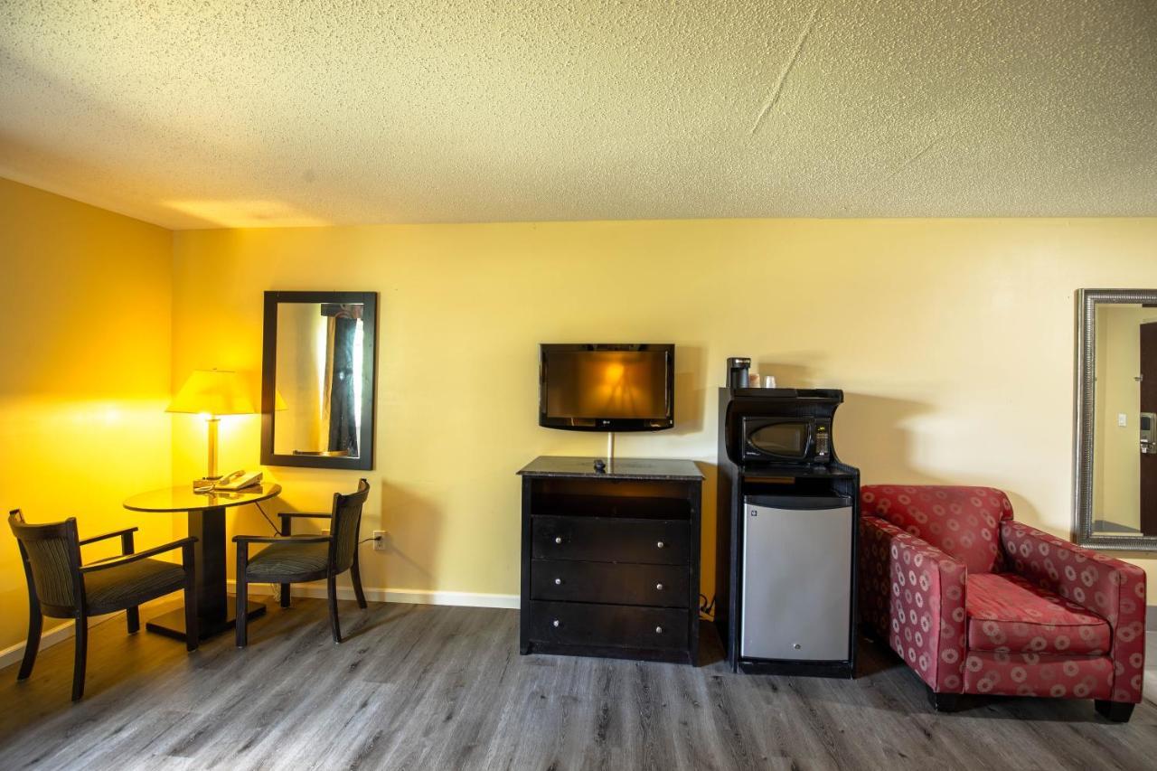 Quality Inn & Suites Woodstock Near Lake Geneva Bagian luar foto