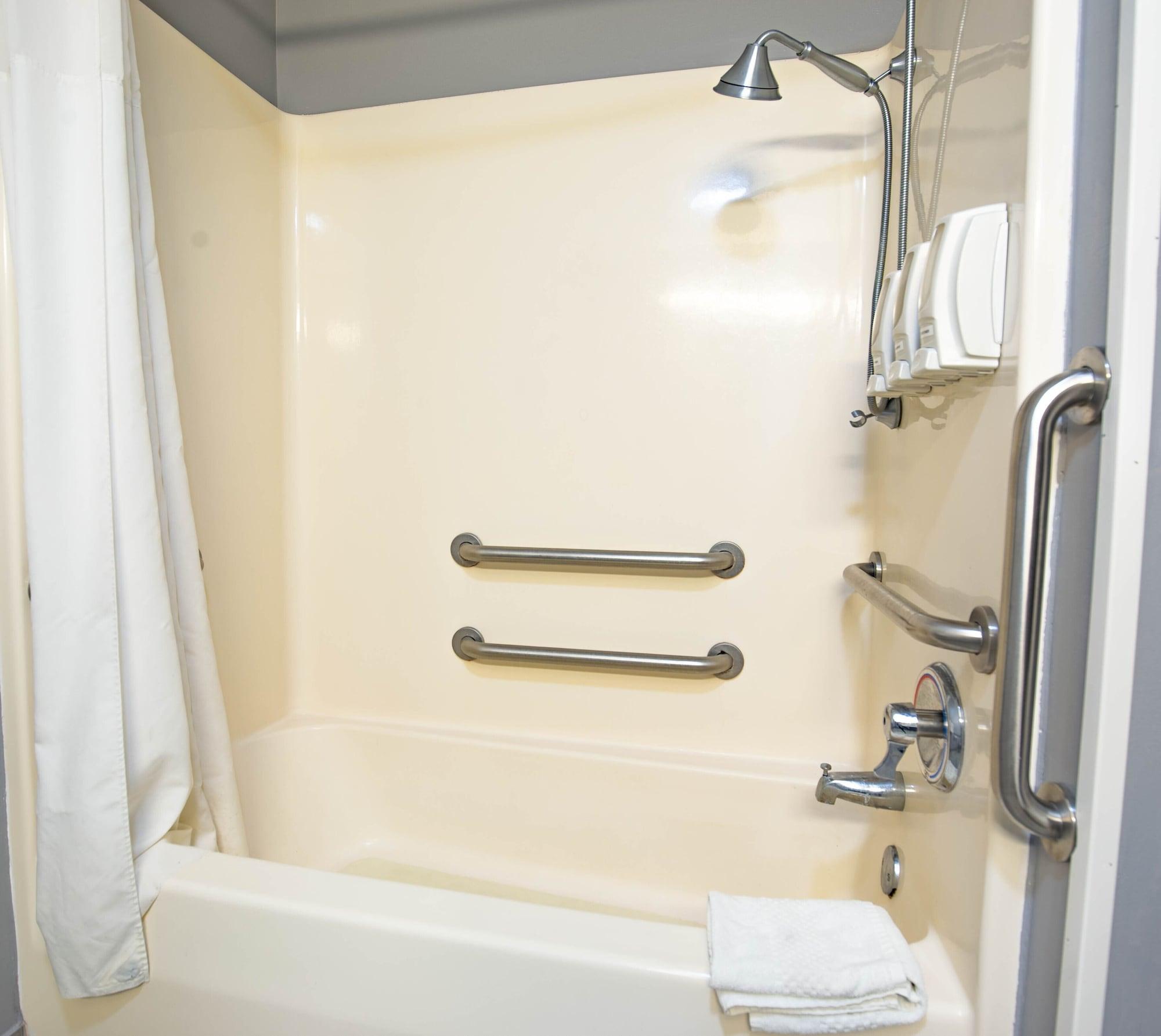 Quality Inn & Suites Woodstock Near Lake Geneva Bagian luar foto