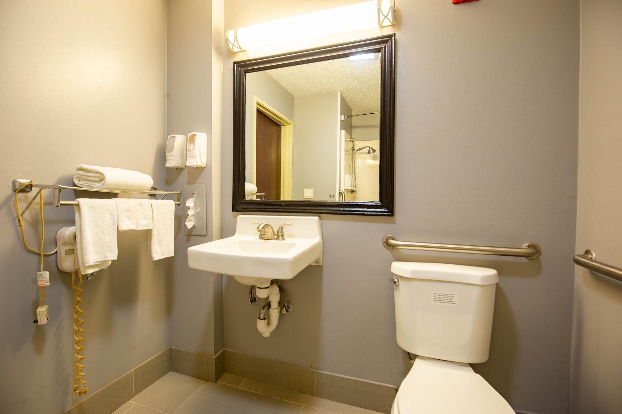 Quality Inn & Suites Woodstock Near Lake Geneva Bagian luar foto