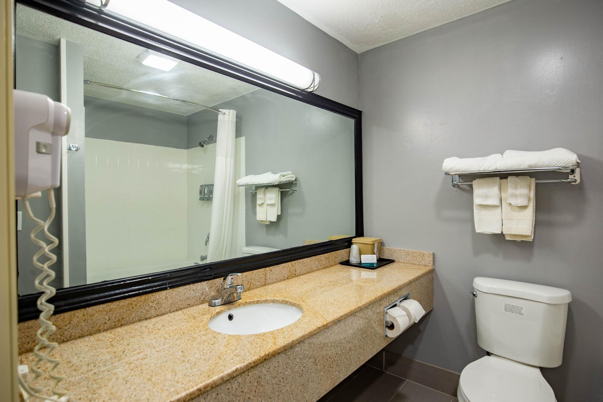 Quality Inn & Suites Woodstock Near Lake Geneva Bagian luar foto
