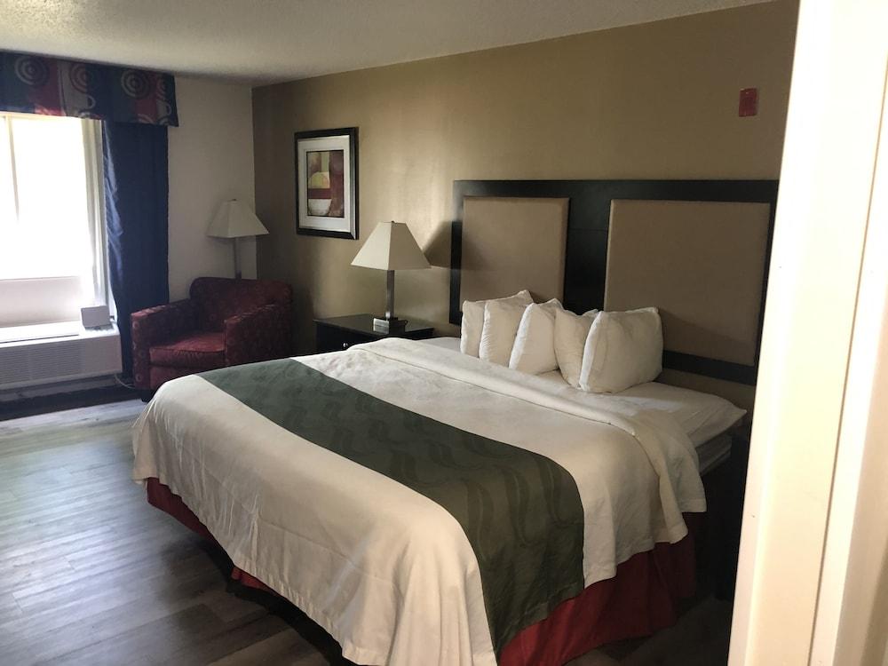 Quality Inn & Suites Woodstock Near Lake Geneva Bagian luar foto