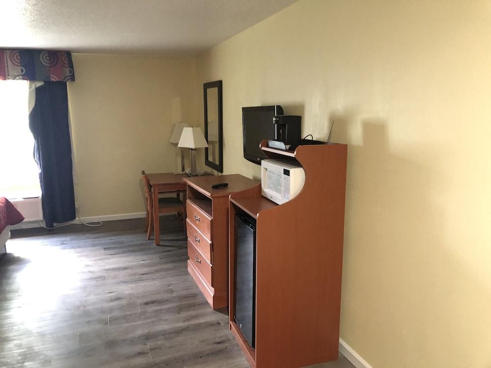 Quality Inn & Suites Woodstock Near Lake Geneva Bagian luar foto