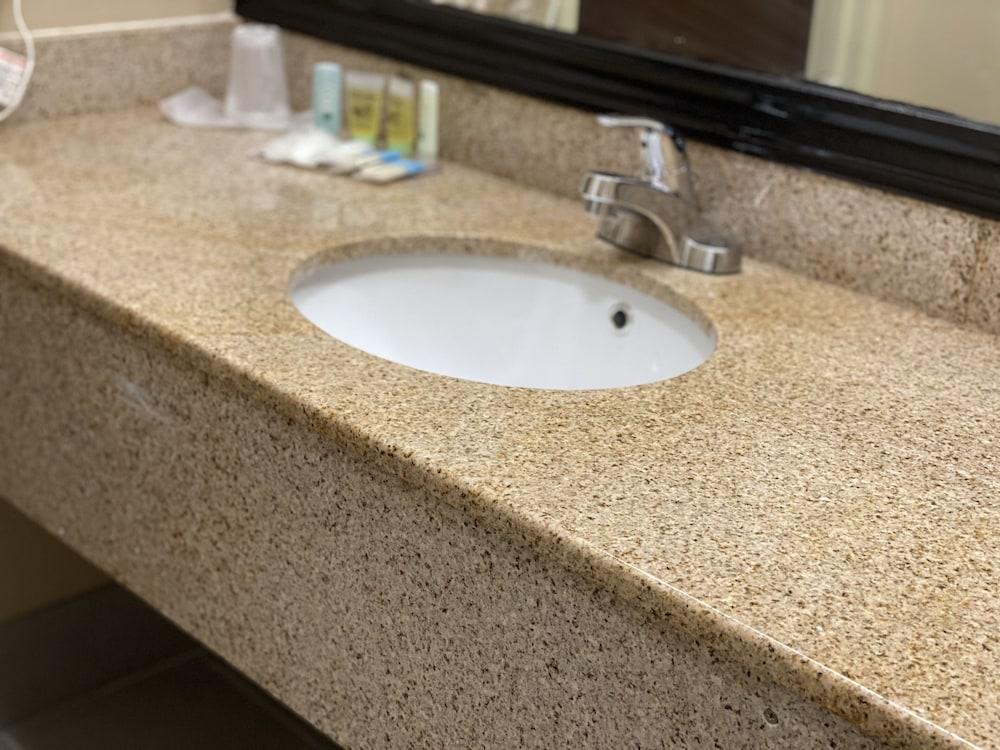 Quality Inn & Suites Woodstock Near Lake Geneva Bagian luar foto