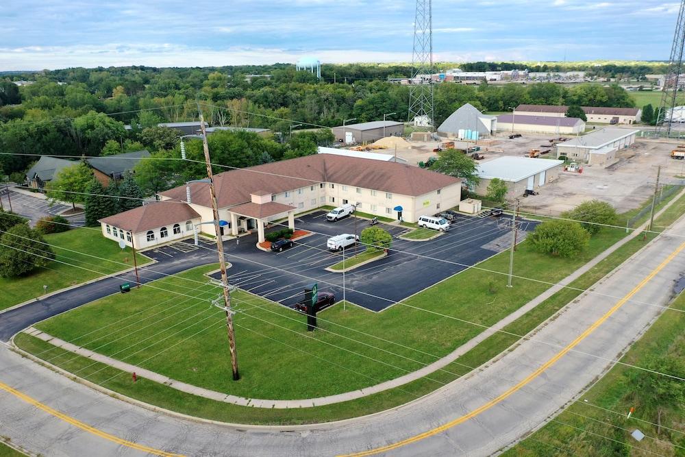 Quality Inn & Suites Woodstock Near Lake Geneva Bagian luar foto