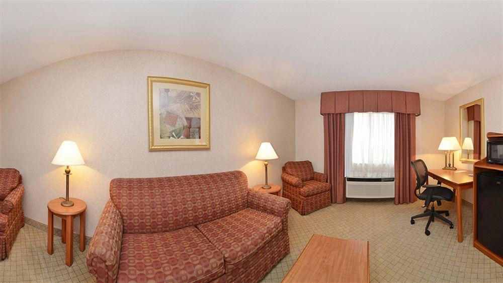 Quality Inn & Suites Woodstock Near Lake Geneva Bagian luar foto