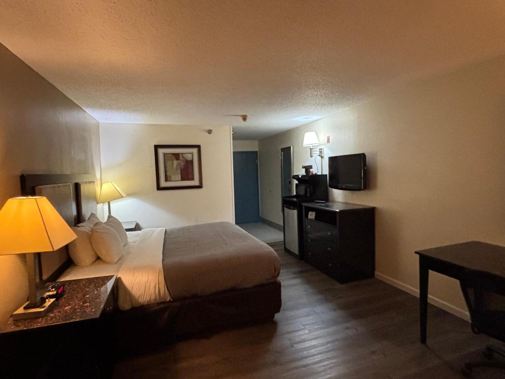 Quality Inn & Suites Woodstock Near Lake Geneva Bagian luar foto