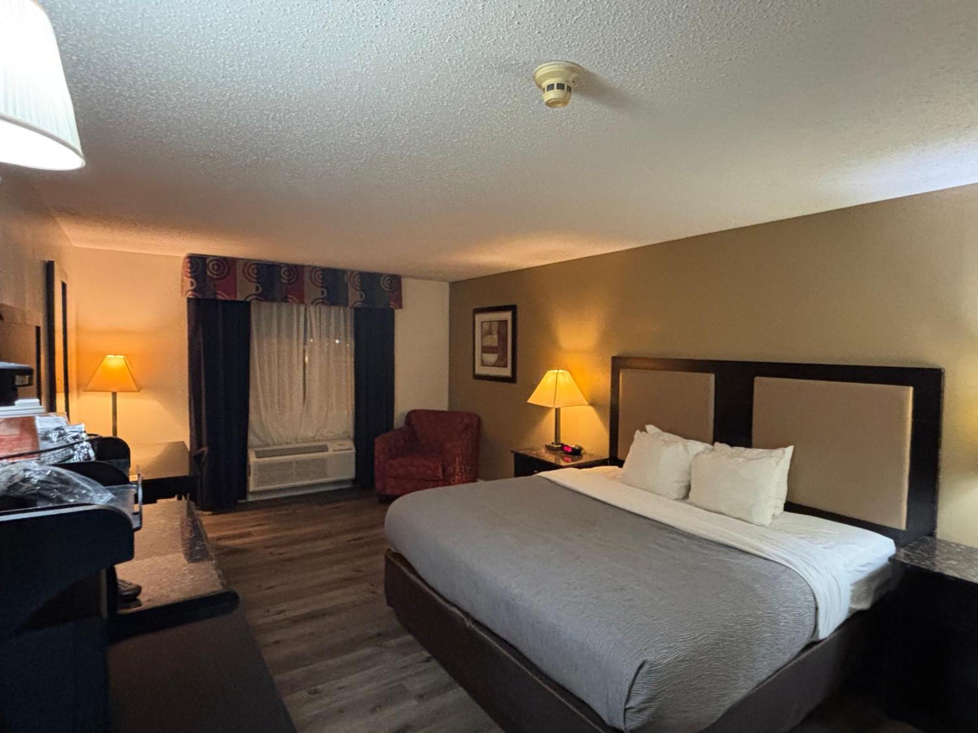 Quality Inn & Suites Woodstock Near Lake Geneva Bagian luar foto