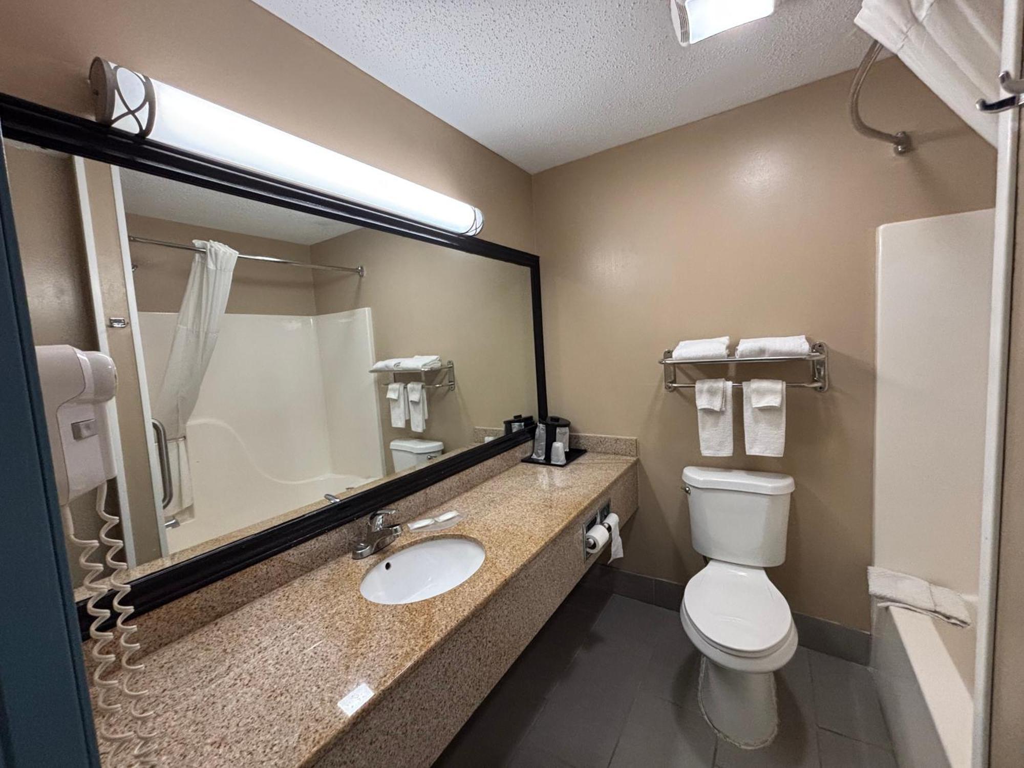 Quality Inn & Suites Woodstock Near Lake Geneva Bagian luar foto