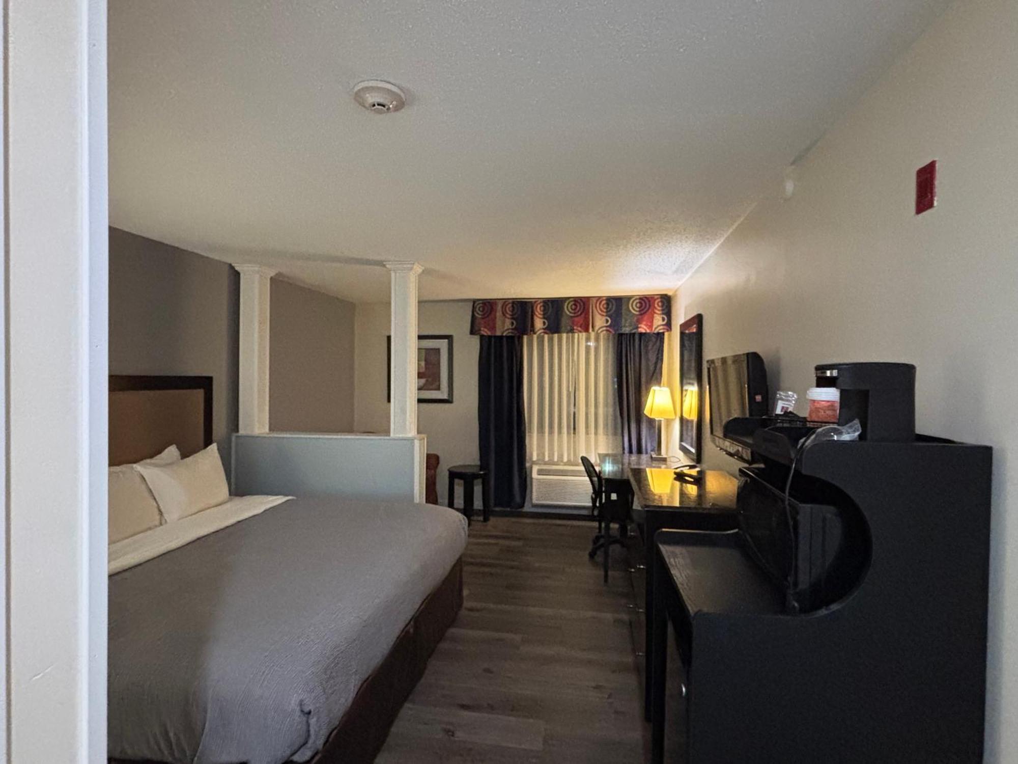 Quality Inn & Suites Woodstock Near Lake Geneva Bagian luar foto