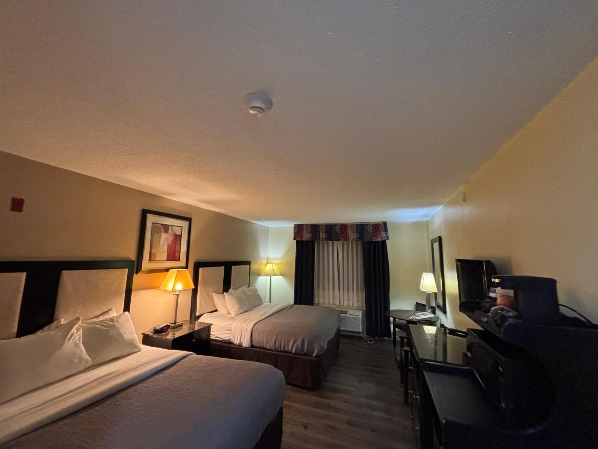 Quality Inn & Suites Woodstock Near Lake Geneva Bagian luar foto