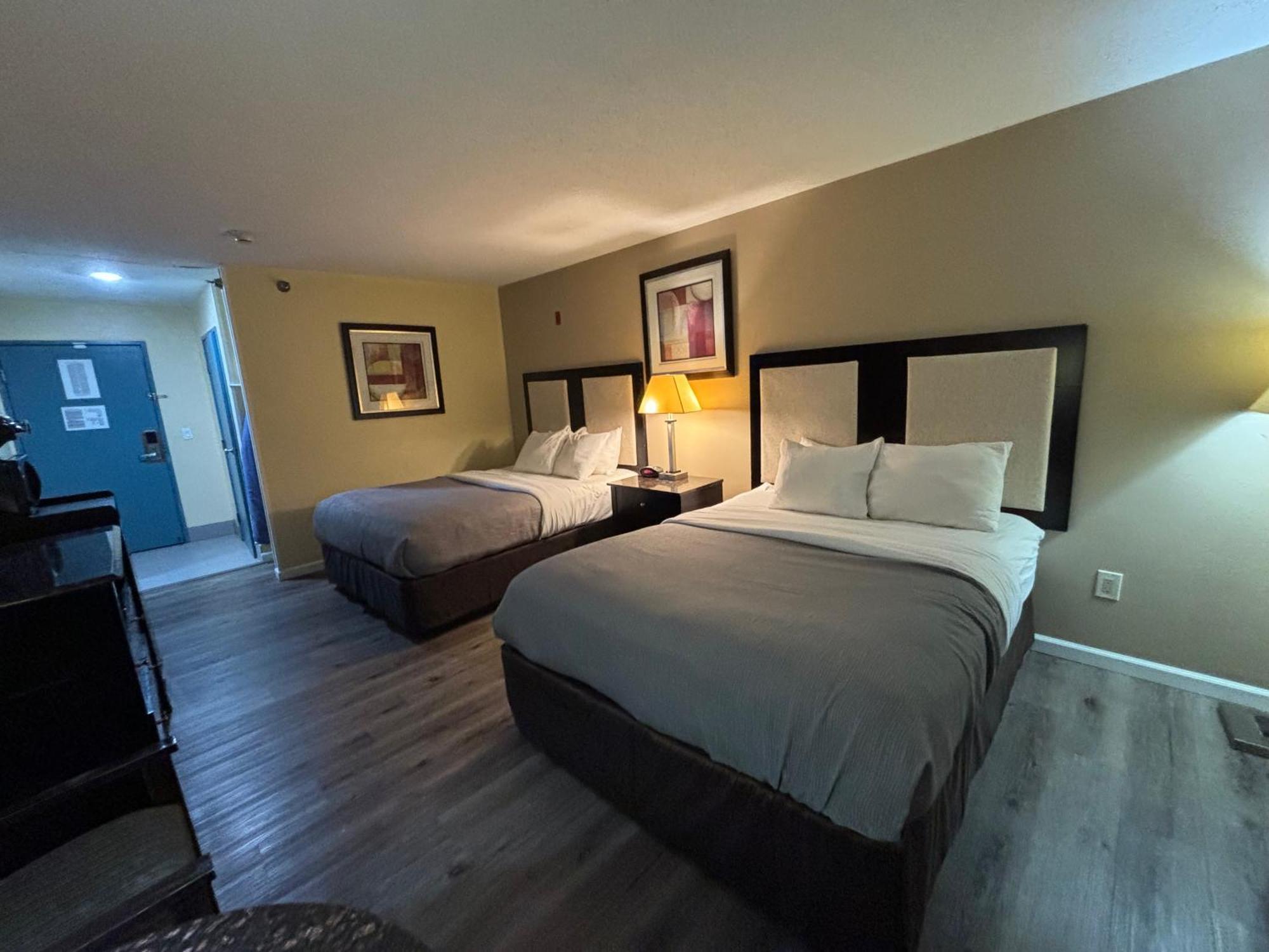 Quality Inn & Suites Woodstock Near Lake Geneva Bagian luar foto