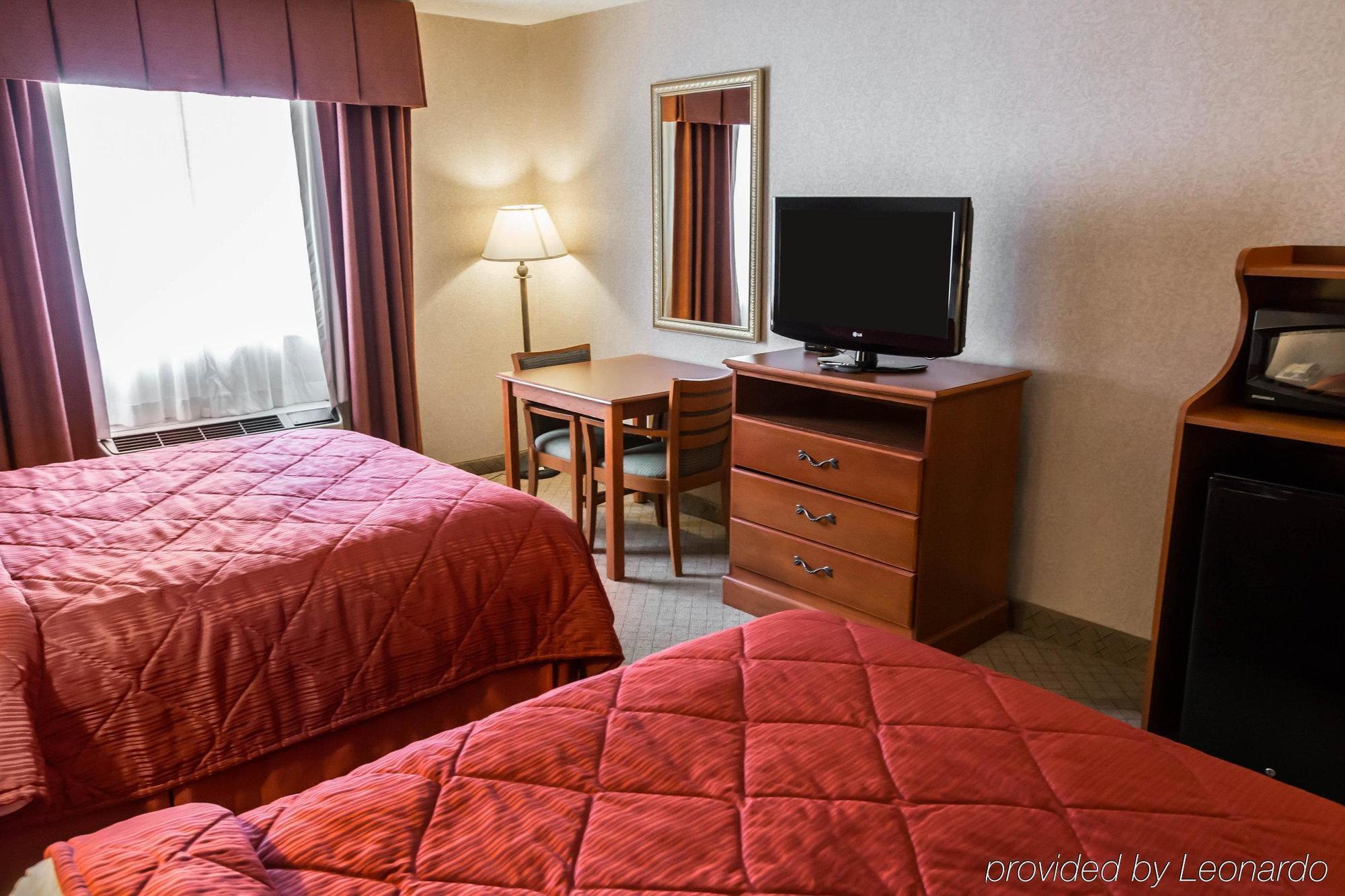 Quality Inn & Suites Woodstock Near Lake Geneva Bagian luar foto