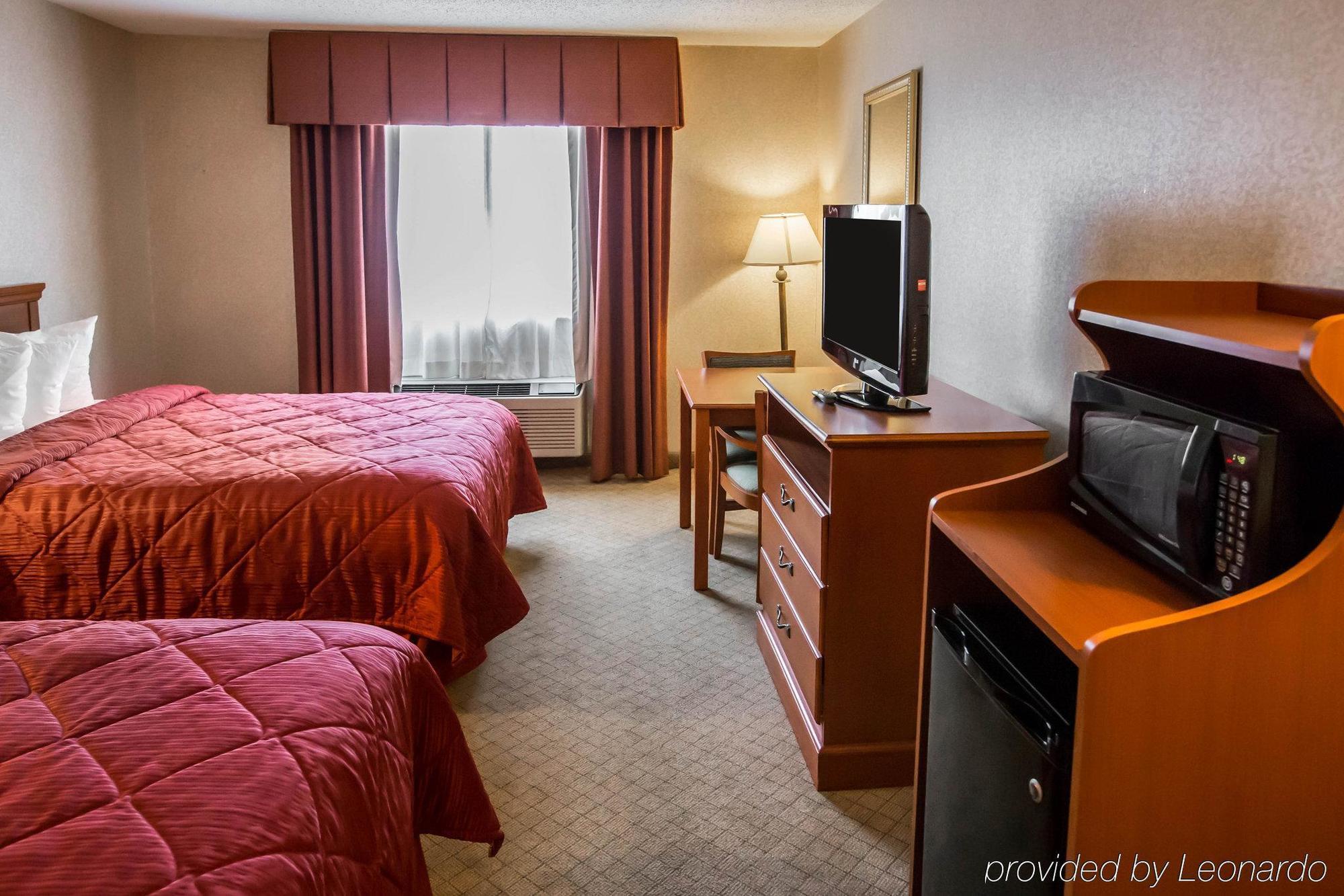 Quality Inn & Suites Woodstock Near Lake Geneva Bagian luar foto