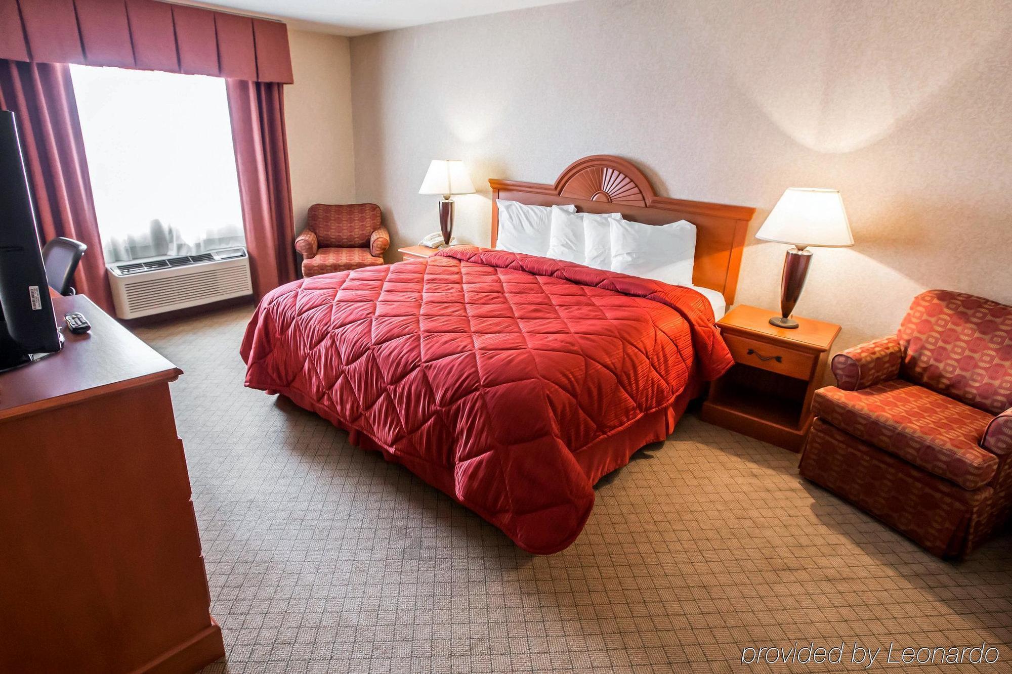 Quality Inn & Suites Woodstock Near Lake Geneva Bagian luar foto