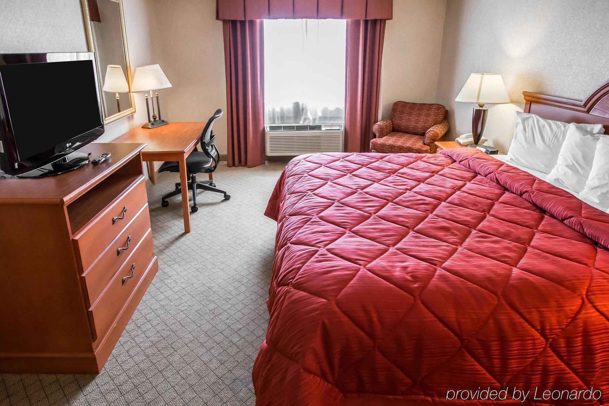 Quality Inn & Suites Woodstock Near Lake Geneva Bagian luar foto