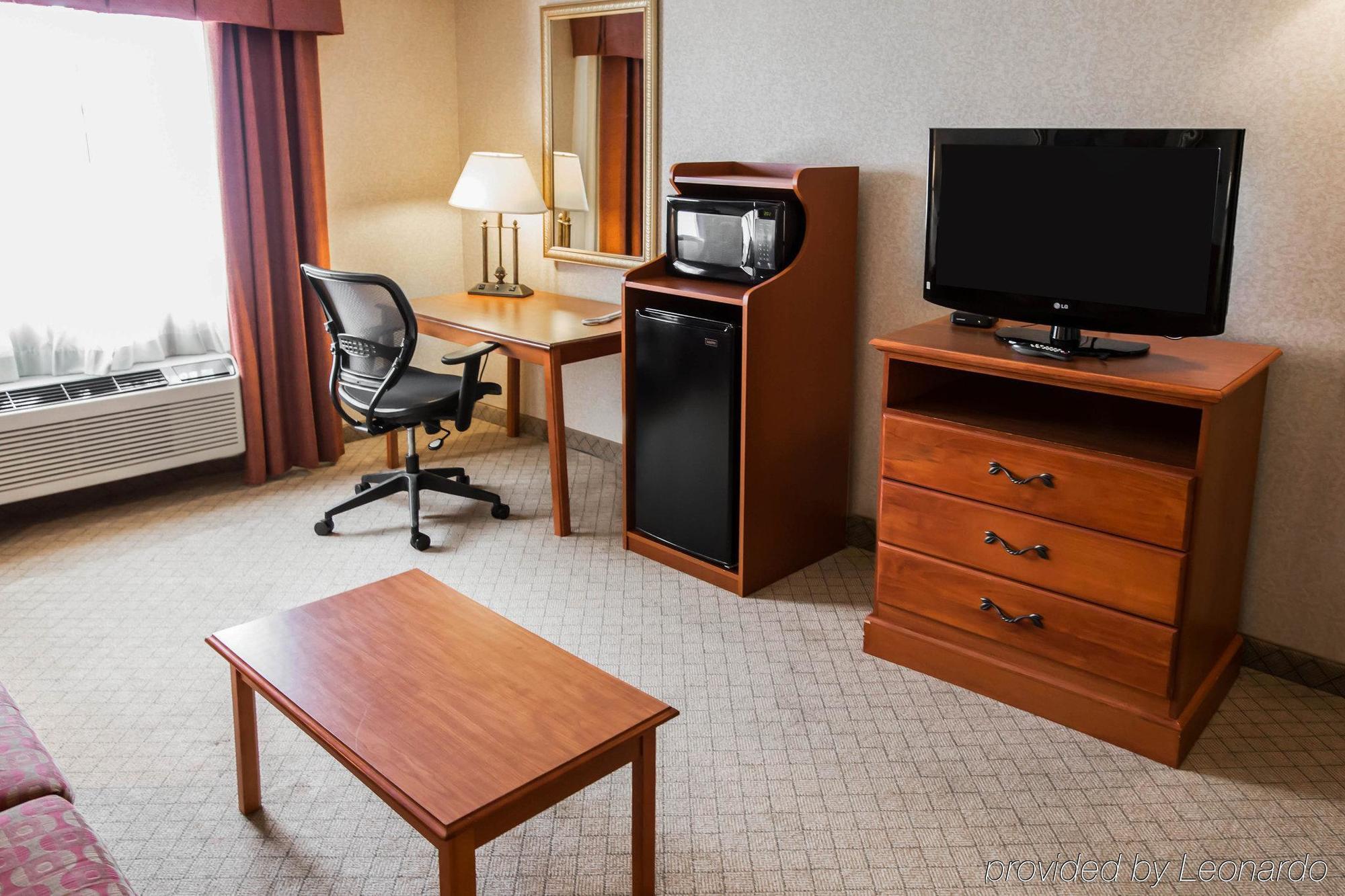 Quality Inn & Suites Woodstock Near Lake Geneva Bagian luar foto