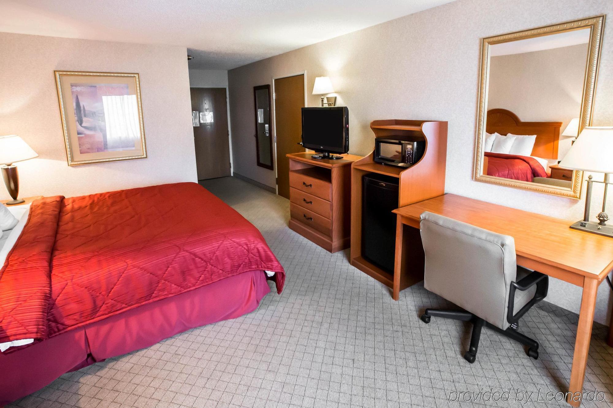 Quality Inn & Suites Woodstock Near Lake Geneva Bagian luar foto
