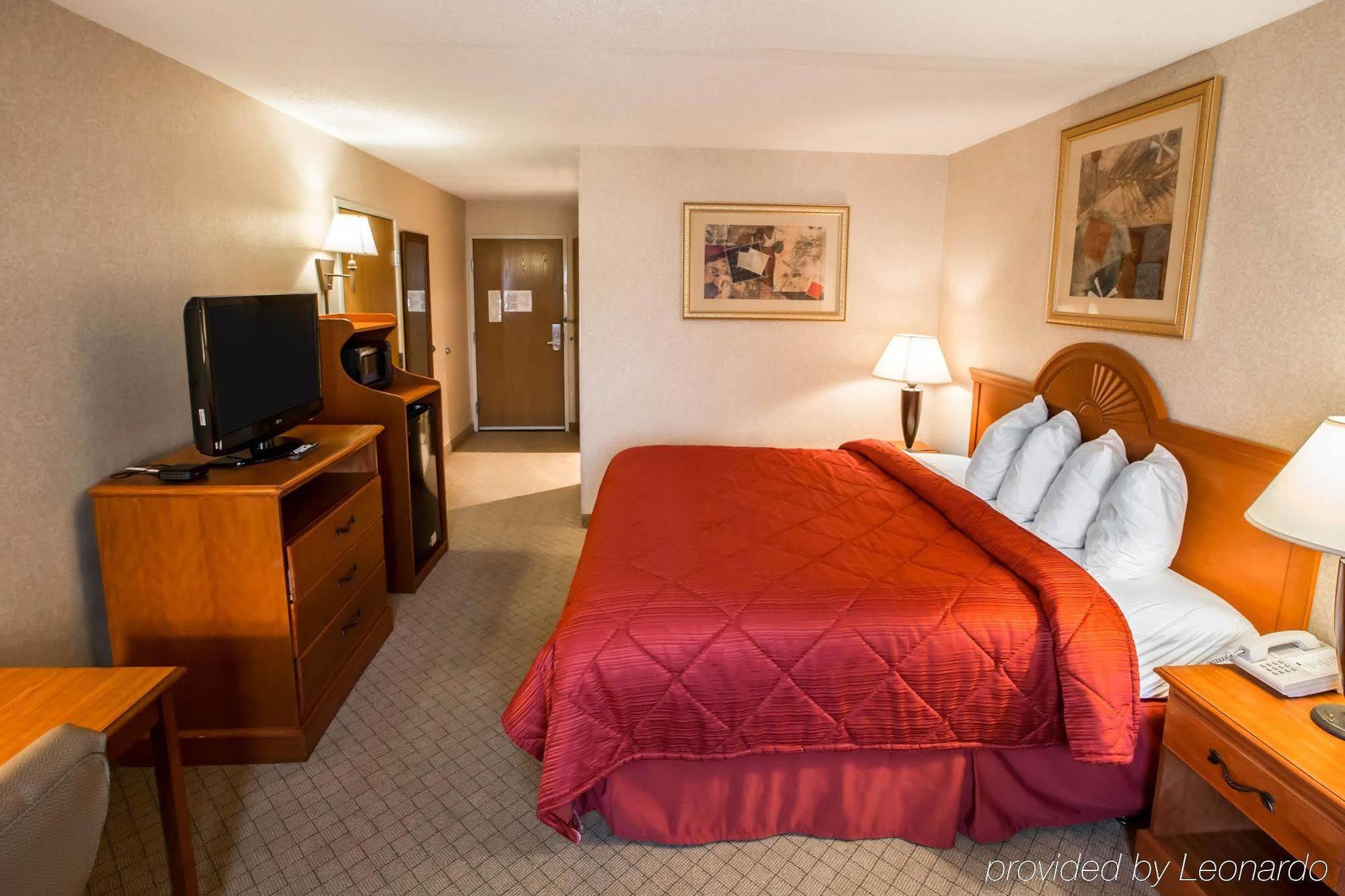 Quality Inn & Suites Woodstock Near Lake Geneva Bagian luar foto