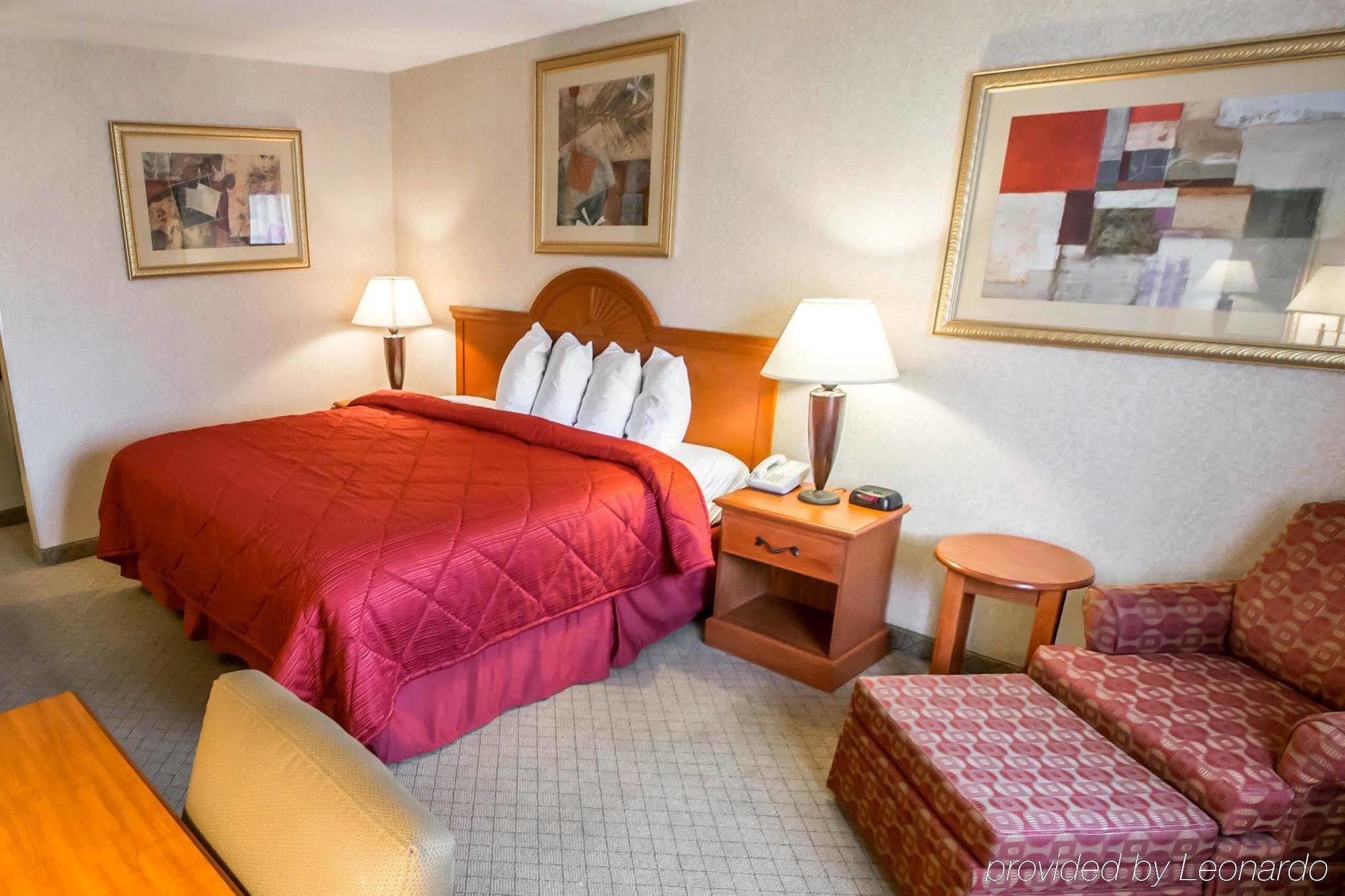Quality Inn & Suites Woodstock Near Lake Geneva Bagian luar foto