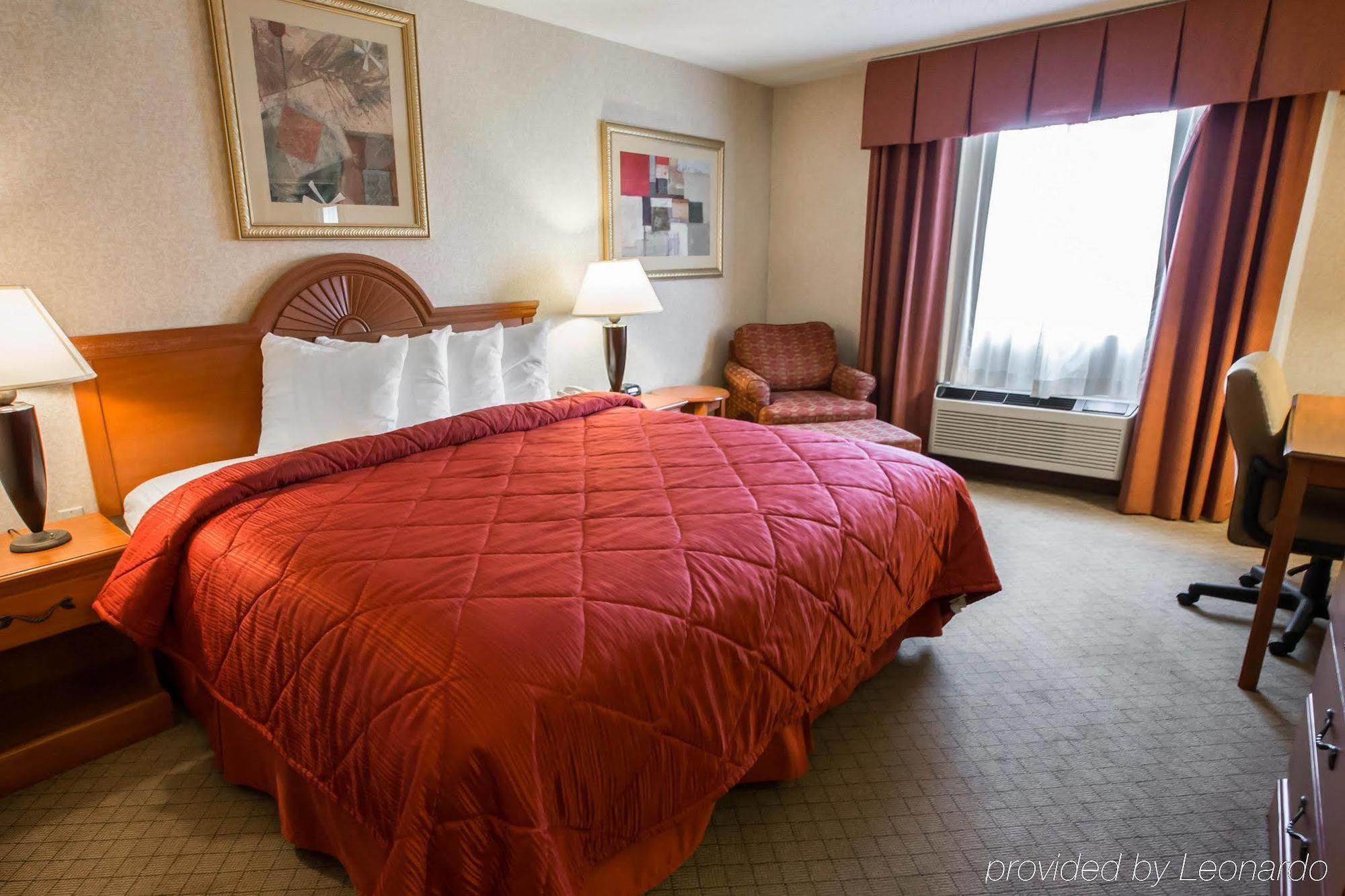 Quality Inn & Suites Woodstock Near Lake Geneva Bagian luar foto
