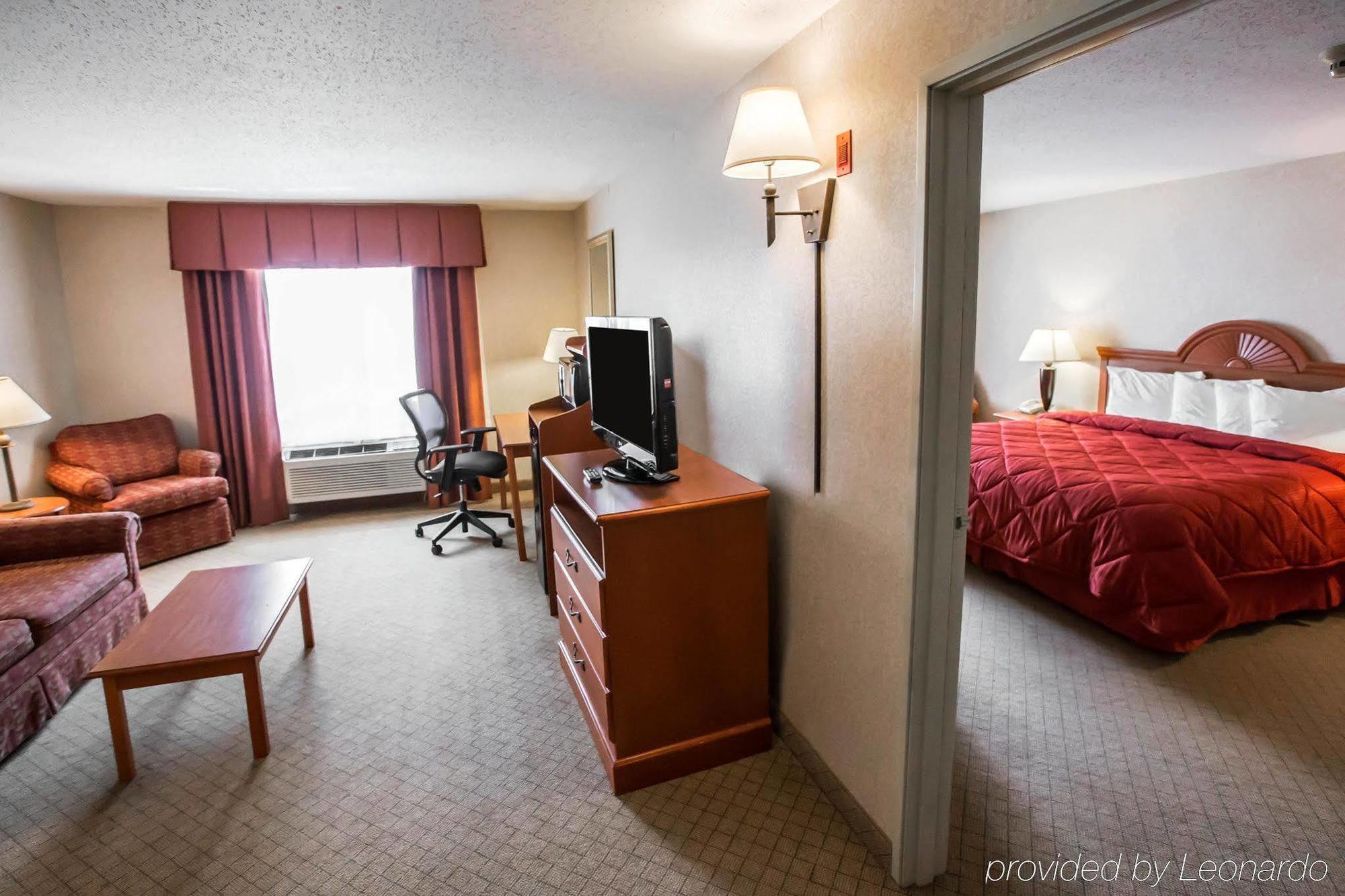 Quality Inn & Suites Woodstock Near Lake Geneva Bagian luar foto