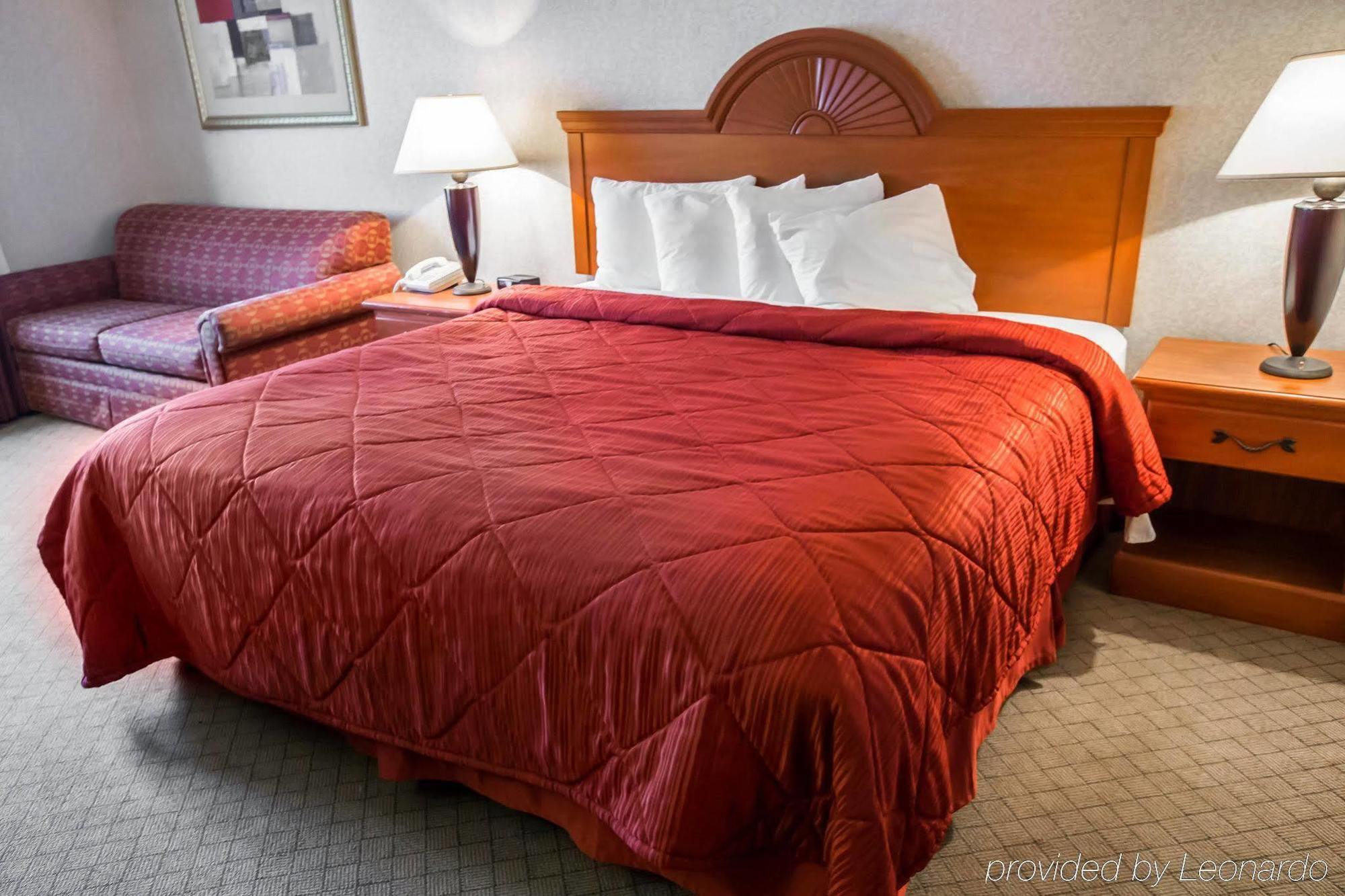 Quality Inn & Suites Woodstock Near Lake Geneva Bagian luar foto