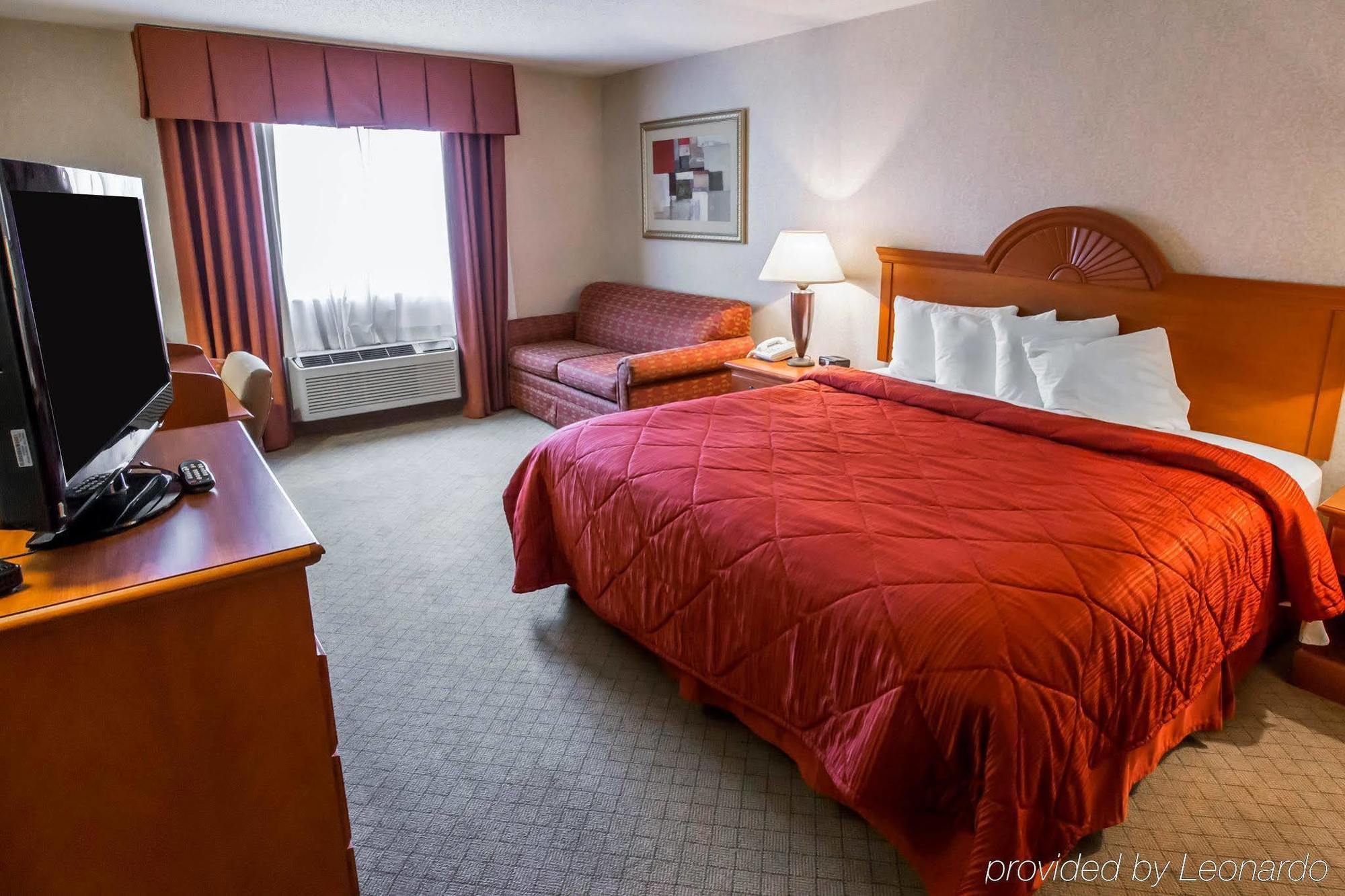 Quality Inn & Suites Woodstock Near Lake Geneva Bagian luar foto
