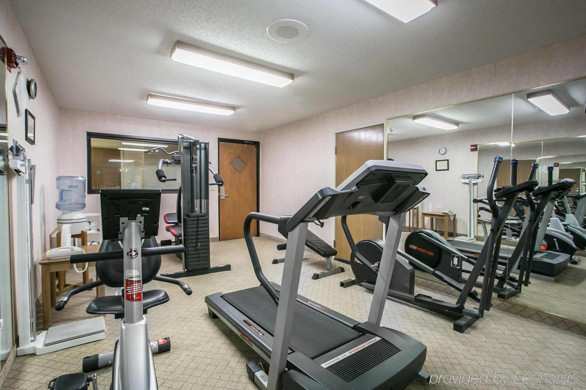 Quality Inn & Suites Woodstock Near Lake Geneva Bagian luar foto