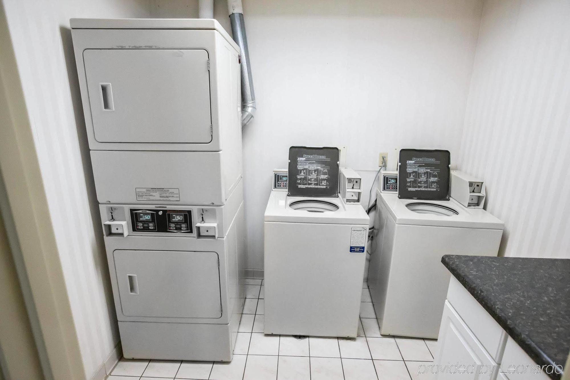 Quality Inn & Suites Woodstock Near Lake Geneva Bagian luar foto