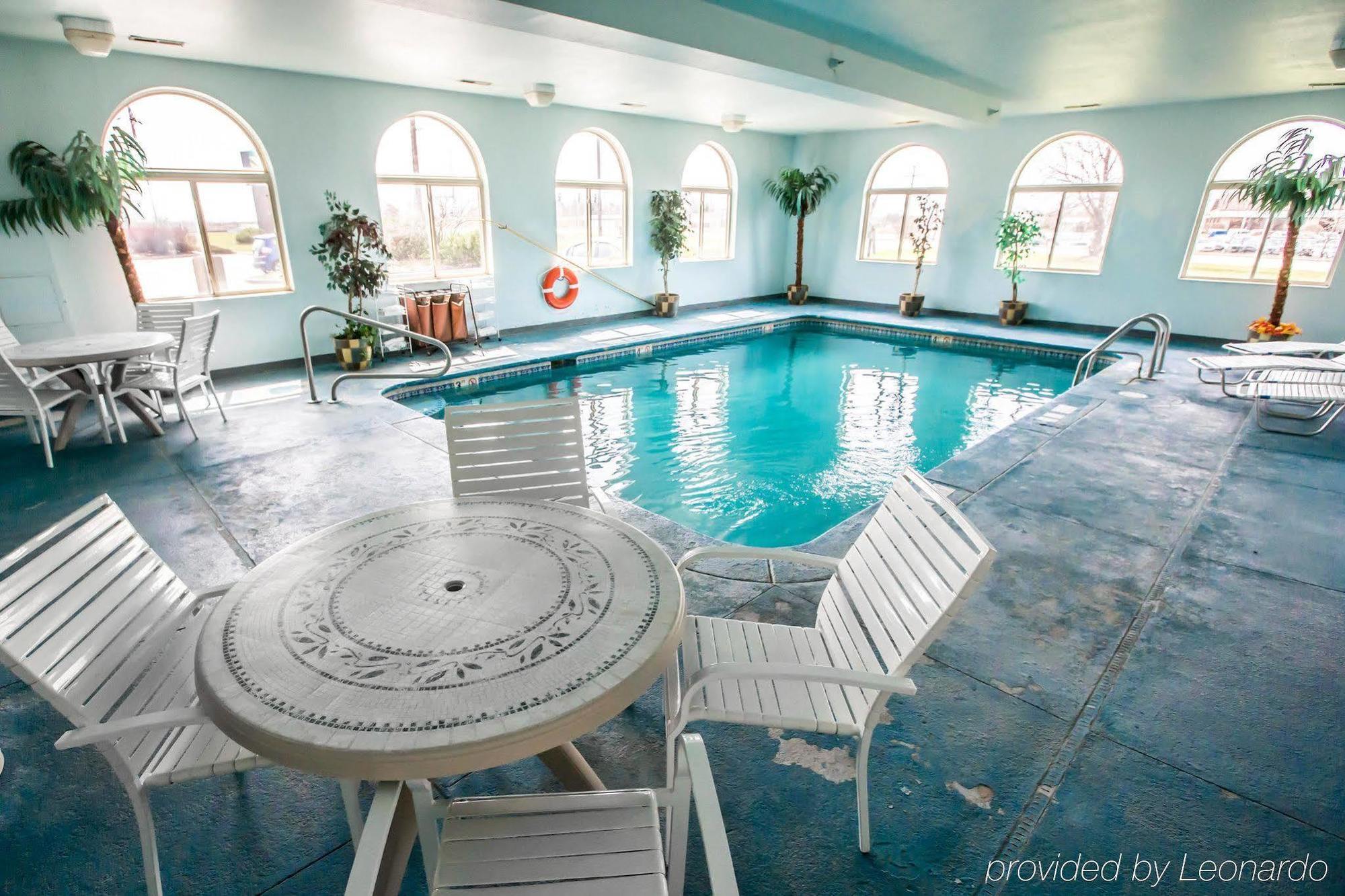 Quality Inn & Suites Woodstock Near Lake Geneva Bagian luar foto