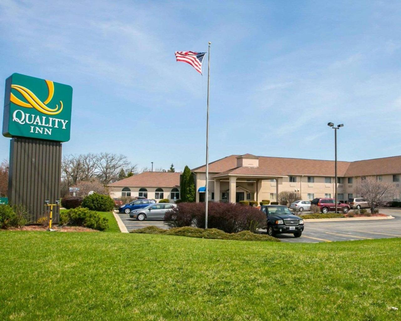 Quality Inn & Suites Woodstock Near Lake Geneva Bagian luar foto