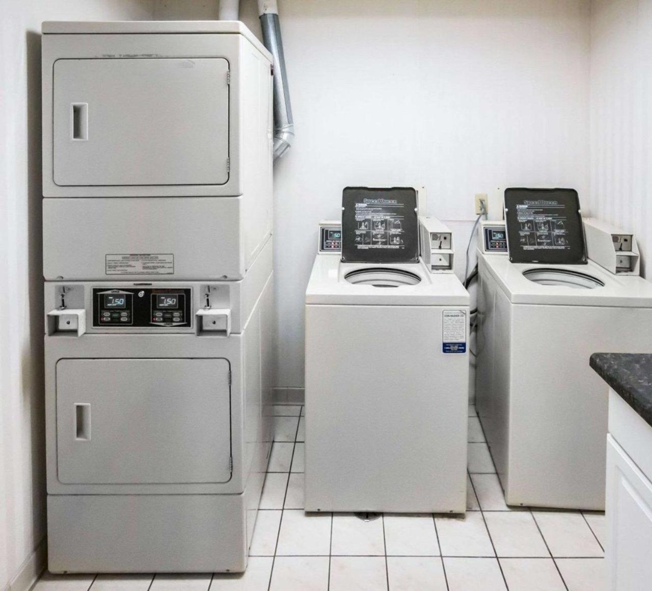 Quality Inn & Suites Woodstock Near Lake Geneva Bagian luar foto
