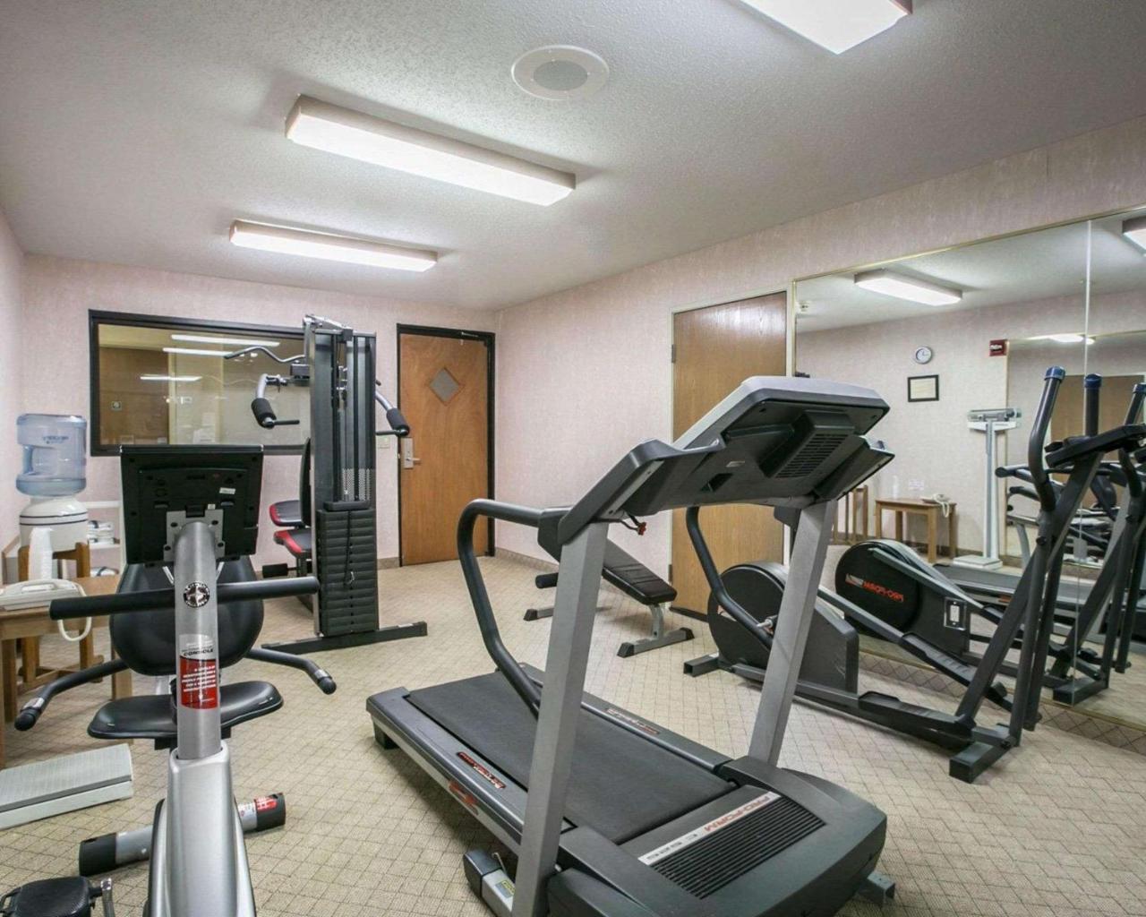 Quality Inn & Suites Woodstock Near Lake Geneva Bagian luar foto
