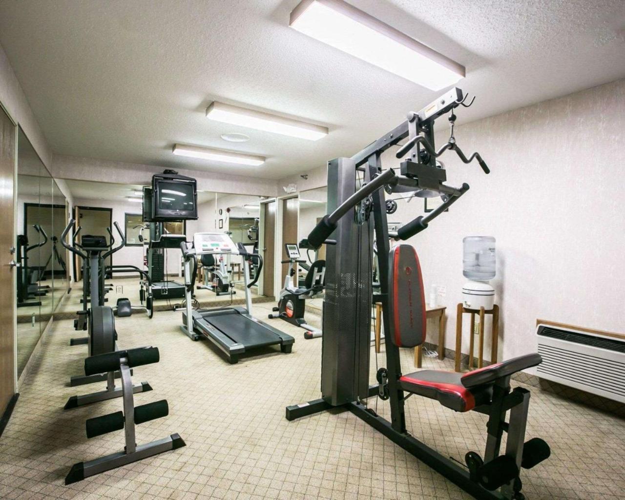 Quality Inn & Suites Woodstock Near Lake Geneva Bagian luar foto
